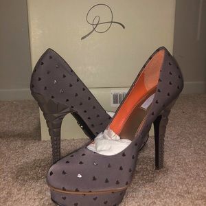 Heart studded round toe pump